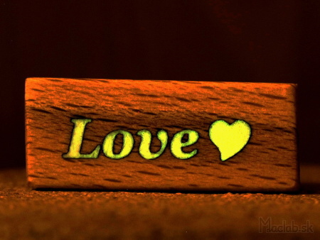 Gravírovanie do dreva - svietiaci nápis LOVE a srdce