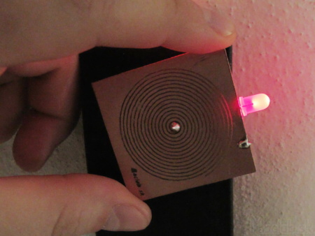 Elektromagnietická induction power from the RFID reader