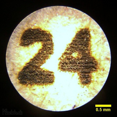 veľkosť písma laserom pod mikroskopom
