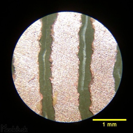 Plošný spoj pod mikroskopom