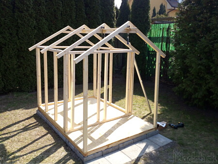 postaviť strechu dreveného domčeku